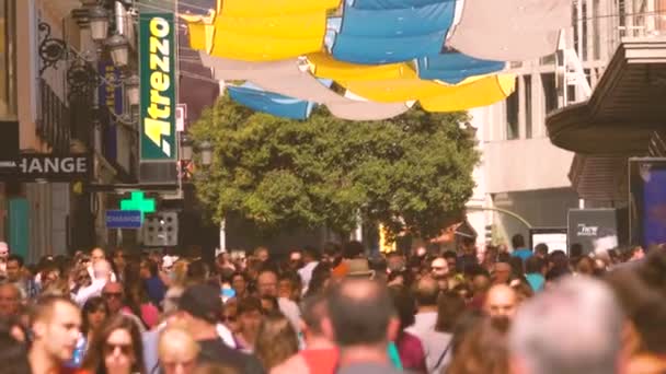 Madrid, Španělsko – 30. září 2018. Režijní teleobjektiv záběr přecpané turisty, ulice v centru města — Stock video