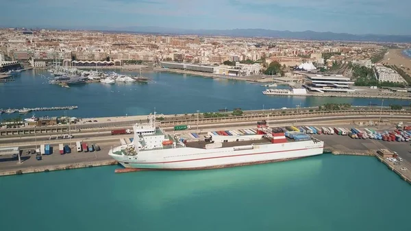 VALENCIA, SPAIN - 2 ОКТЯБРЯ 2018. Вид с воздуха на семе-прицеп грузовика движется на супер быстро Леванте пассажирский и ро-ро корабль — стоковое фото