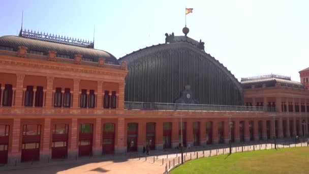 Madrid, spanien - 30. september 2018. madrid atocha bahnhofsfassade — Stockvideo