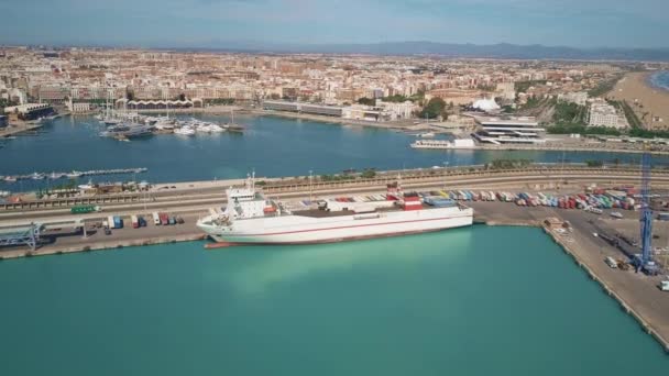 VALENCIA, ESPAGNE - le 2 octobre 2018. Vue aérienne du camion semi-remorque se déplaçant sur le passager et le navire roulier Super Fast Levante — Video