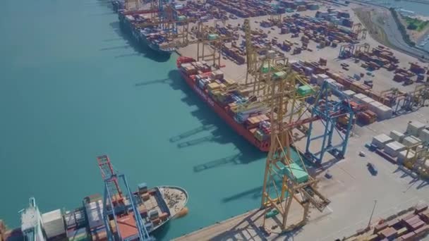バレンシア, スペイン - 2018 年 10 月 2 日。大きな港のコンテナ ターミナル全景 — ストック動画