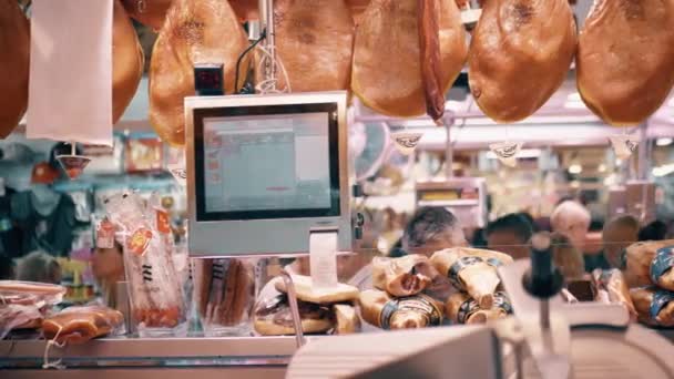 Valencia, Spanje - September 22, 2018. Jamón en andere Spaanse vlees specialiteiten kraam in de Mercado Central of centrale markt — Stockvideo