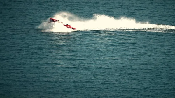 Рекреаційний високошвидкісний моторний човен раптово повертається в море — стокове фото