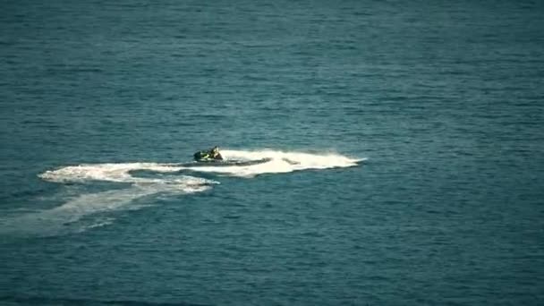 Los jinetes de moto acuática se divierten en el mar. Lente de teleobjetivo disparada — Vídeo de stock