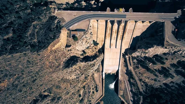 Vista aérea para baixo da barragem da central hidroeléctrica — Fotografia de Stock