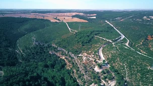 Letecký snímek řeky Jucar canyon a auta silnice ve Španělsku — Stock video