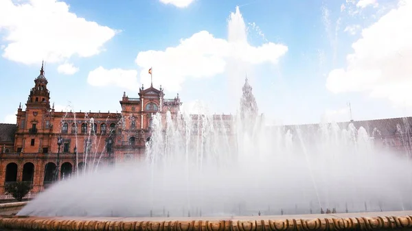 スペイン、セビリアで複雑なプラザ ・ デ ・ エスパーニャの噴水 — ストック写真