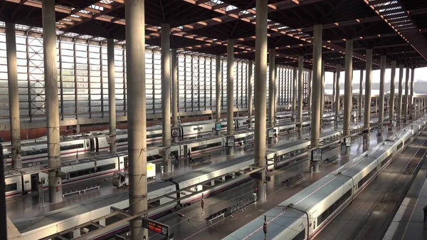 MADRID, ESPANHA - 30 de setembro de 2018. Comboios na estação ferroviária de Madrid Atocha — Fotografia de Stock