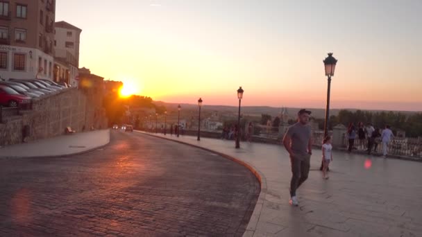 Toledo, spanien - 29. september 2018. calle real del arrabal am abend — Stockvideo