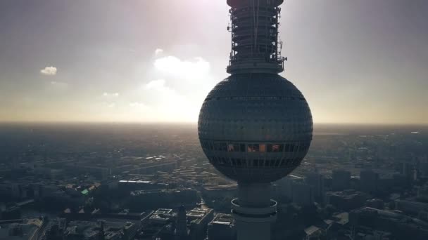 Вид с воздуха на городской пейзаж Берлина за силуэтом телевизионной башни — стоковое видео