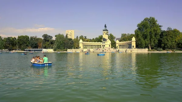МАДРИД, ИСПАНИЯ - 30 сентября 2018 года. Лодки на пруду в Parque del Buen Retiro или Ретиро Парк — стоковое фото