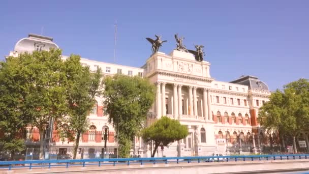 Madrid, Spanje - 30 September 2018. Uitzicht op het Spaanse ministerie van landbouw, visserij en voedsel hoofdkwartier — Stockvideo