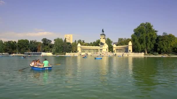 Madrid, spanien - 30. september 2018. boote auf dem teich im parque del buen retiro oder retiro park — Stockvideo