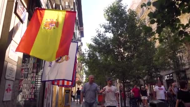 MADRID, SPAGNA - 30 SETTEMBRE 2018 Bandiere della Spagna e Real Madrid club di calcio sopra affollata strada turistica nel centro della città — Video Stock