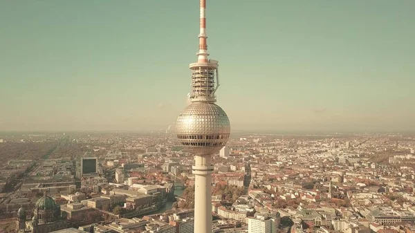 BERLÍN, ALEMANIA - 21 DE OCTUBRE DE 2018. toma aérea de la famosa Torre de TV y paisaje urbano en un día soleado —  Fotos de Stock