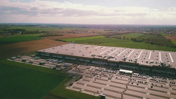 ポズナン, ポーランド - 2018 年 10 月 20 日。アマゾンのフルフィルメント倉庫建物の空中写真 — ストック写真