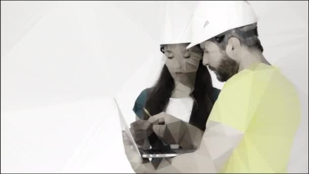 Άνδρας και γυναίκα φοράει σκληρά καπέλα κατασκευή χρησιμοποιούν φορητό υπολογιστή. Εννοιολογική lowpoly κλιπ — Αρχείο Βίντεο