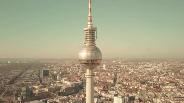 BERLÍN, ALEMANIA - 21 DE OCTUBRE DE 2018. toma aérea de la famosa Torre de TV y paisaje urbano en un día soleado — Vídeo de stock
