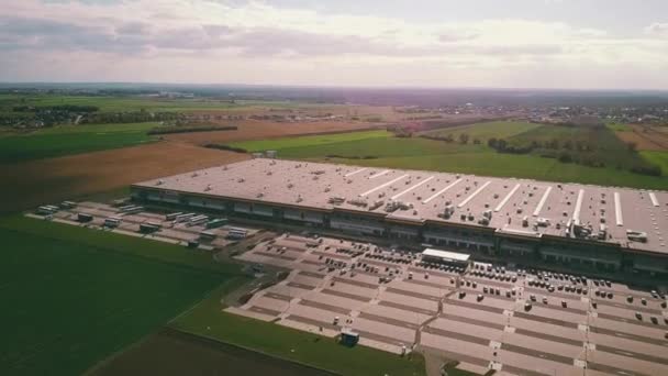 Poznaň, Polsko - 20 října 2018. Letecký pohled na budovu skladu Amazon plnění — Stock video