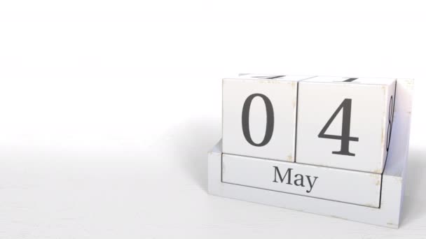 4 mei datum op houtblokken kalender. 3D animatie — Stockvideo