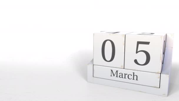 Kub kalendern visar 5 mars datum. 3D-animering — Stockvideo