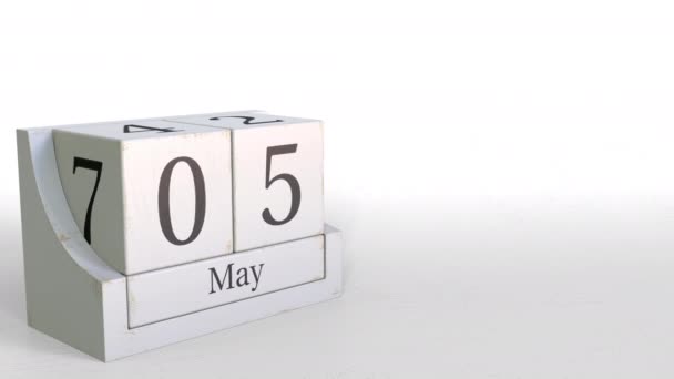 Wooden blocks calendar shows May 5 date, 3D animation — Stock Video