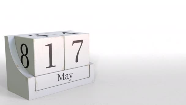 Houten kubus kalender bevat 17 mei datum, 3d animatie — Stockvideo