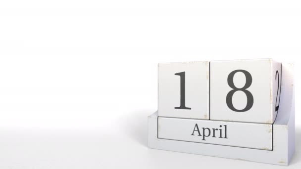 Kubus kalender bevat 18 April datum. 3D animatie — Stockvideo