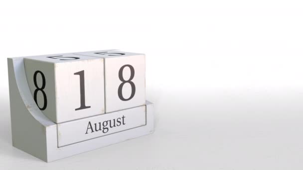 Деревянный куб календарь показывает 18 августа даты, 3D анимация — стоковое видео