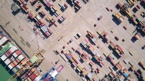 Vista aerea dall'alto verso il basso di una nave da carico e un cantiere di container portuale — Video Stock