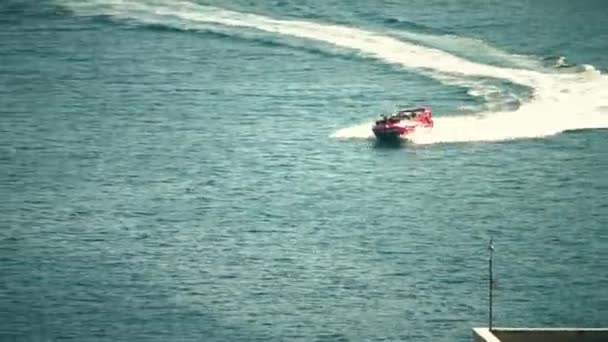 BUDVA, MONTENEGRO - 26 de julio de 2018. La lancha recreativa de alta velocidad hace una parada repentina en el mar — Vídeo de stock