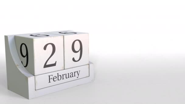 Calendario de cubos de madera muestra fecha 29 de febrero, animación 3D — Vídeo de stock