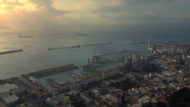 Vista aérea del paseo marítimo de Gibraltar, un territorio británico de ultramar — Vídeo de stock