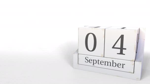 4 Σεπτεμβρίου ημερομηνία στο ημερολόγιο ξύλινα τουβλάκια. 3D animation — Αρχείο Βίντεο