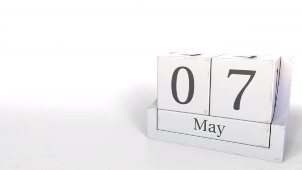 Houten blokken kalender toont 7 mei datum, 3d animatie — Stockvideo