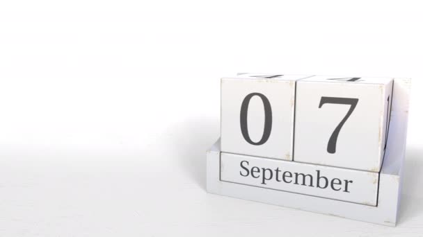 Calendario de cubos de madera muestra fecha 7 de septiembre, animación 3D — Vídeo de stock