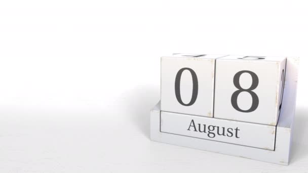 Kubus kalender toont 8 augustus datum. 3D animatie — Stockvideo