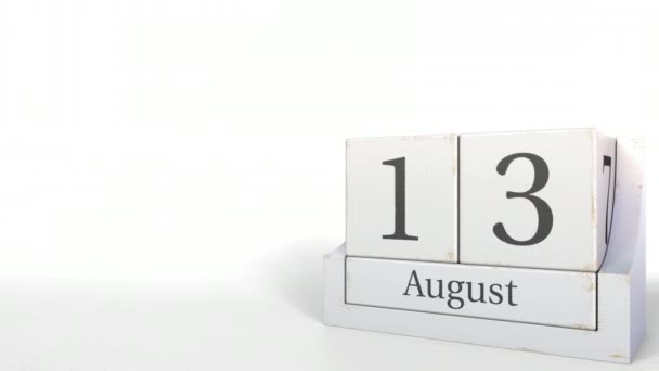 Houten kubus kalender bevat 13 augustus datum, 3d animatie — Stockvideo