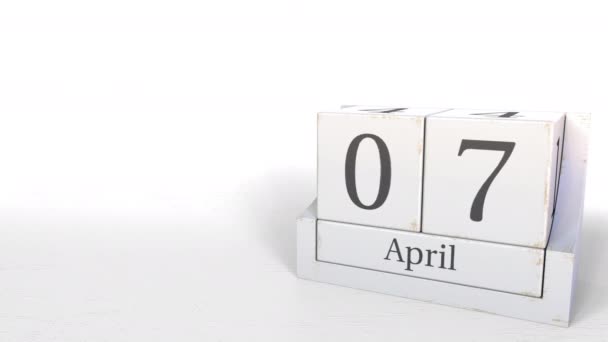 Calendario de cubos de madera muestra fecha 7 de abril, animación 3D — Vídeo de stock