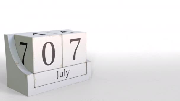 Houten kubus kalender toont 7 juli datum, 3d animatie — Stockvideo