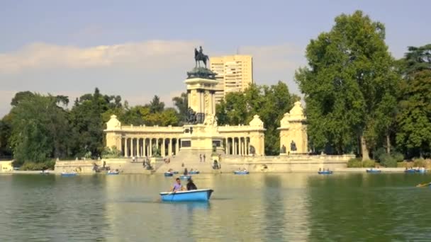 MADRID, ESPAÑA - 30 DE SEPTIEMBRE DE 2018. Estanque en Parque del Buen Retiro o Parque del Retiro — Vídeo de stock