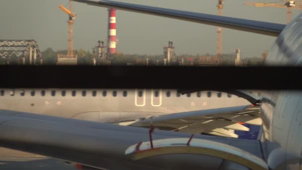 러시아, 모스크바-2018 년 9 월 21 일입니다. 로트 commercil 비행기 탑승 하 고 공항에서 택시로 — 비디오