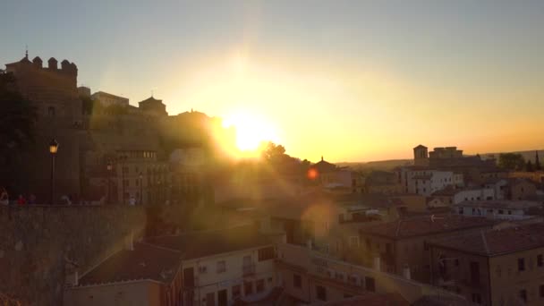 TOLEDO, ESPANHA - 29 de setembro de 2018. Telhados empilhados da cidade velha à noite — Vídeo de Stock