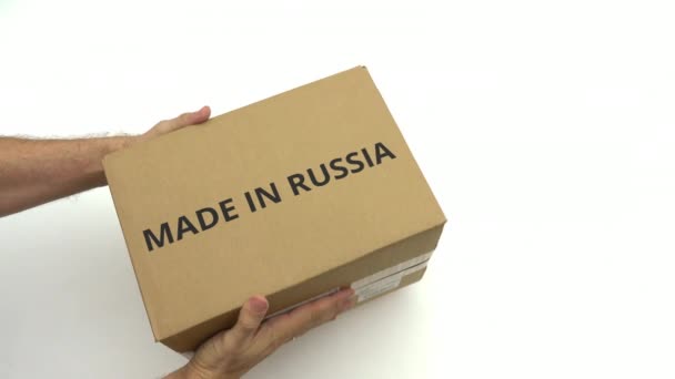 MADE IN RUSSIA texto na caixa em mãos — Vídeo de Stock