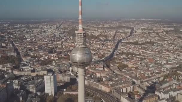 BERLÍN, ALEMANIA - 21 DE OCTUBRE DE 2018. Hiperlapso aéreo de Berliner Fernsehturm o Torre de TV — Vídeo de stock