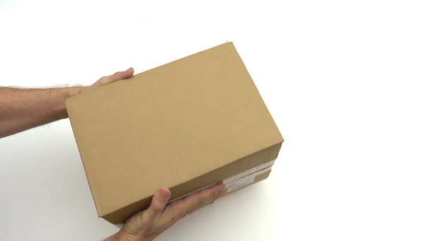 Mann hält leeren Karton vor weißem Hintergrund — Stockvideo
