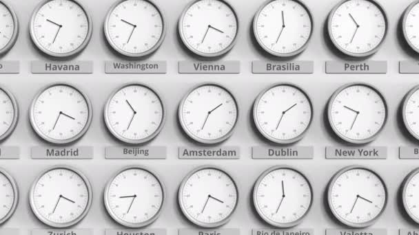 Сосредоточьтесь на часах, показывающих время в Амстердаме. 3D анимация — стоковое видео