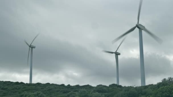 MANILVA, ESPAGNE - 27 SEPTEMBRE 2018. Exploitation d'éoliennes par temps nuageux — Video