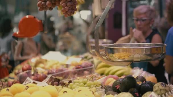 Valencia, Spanien - 22 September 2018. Kunder och leverantörer på frukt stall i berömda Mercado Central eller Central Market — Stockvideo