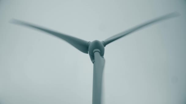 运行风力涡轮机, 低角度特写镜头 — 图库视频影像